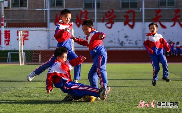 近日,酒泉市各中小学校利用课后服务时间开展足球运动,通过学习足球